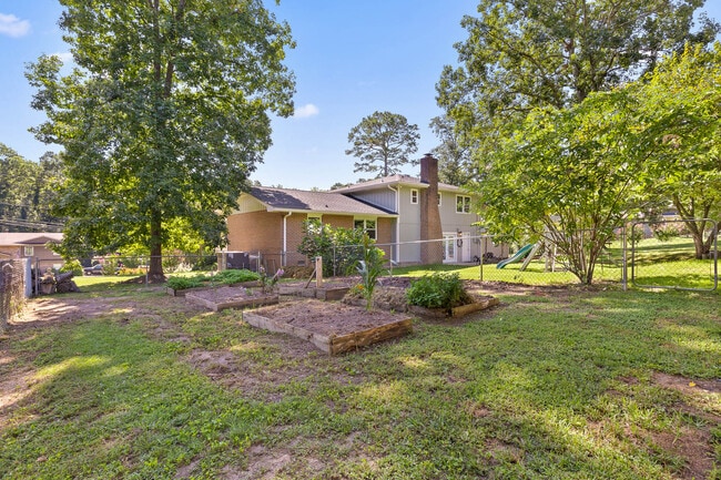 Building Photo - 2483 Shenandoah Dr