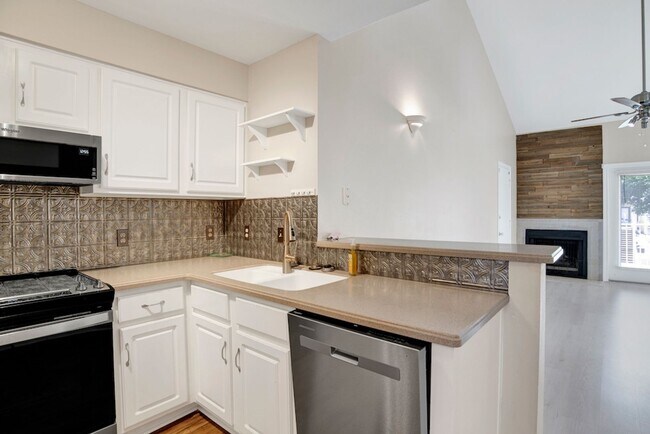 Building Photo - One Bedroom Condo with Loft, One-car Garag...