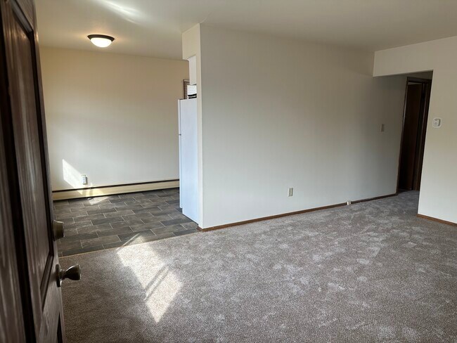 Building Photo - 644 S 60th St