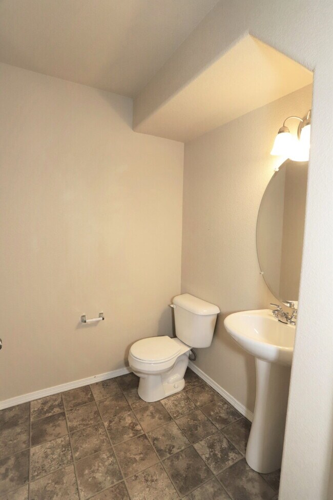 Building Photo - Your Dream Townhome Awaits — Comfort, Styl...