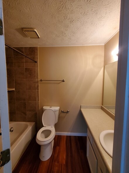 Bedroom 2 - Full Bath - 2 - 2388 Cove Rd