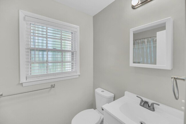 Building Photo - 2 Bedroom, 1 Bath Home in Air Habor of Wes...