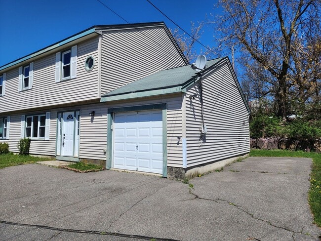 Building Photo - Beautifully remodeled townhouse with garage.