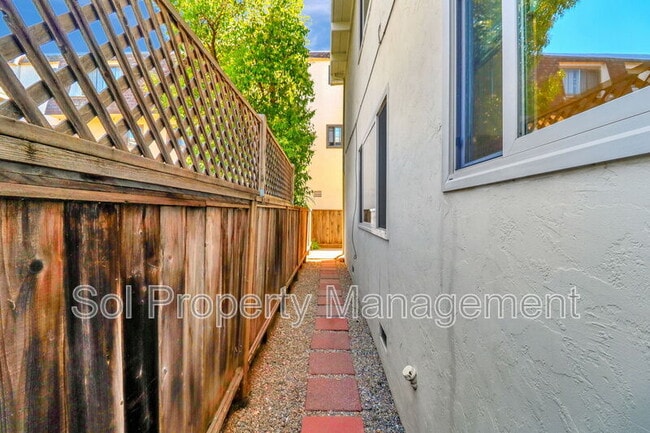 Building Photo - 5 Treanor St