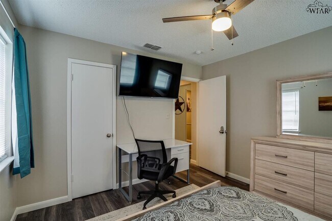 Building Photo - 5511 Hooper Dr