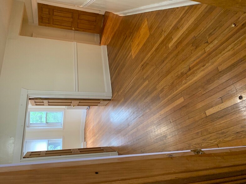 Building Photo - 352 Riverway