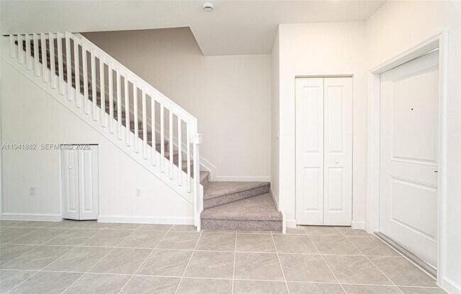 Building Photo - 2646 SE 27th Dr