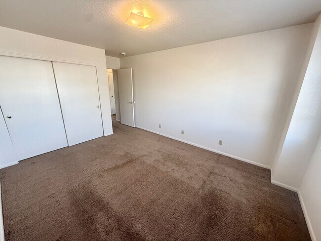 Building Photo - 2 Bed 1.5 Bath Townhouse End Unit in North Central Loveland