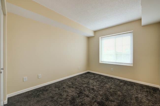 Building Photo - 242 Maple Ave