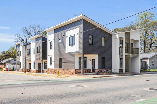 Building Photo - Modern + Classic Feel in the Heart of Downtown Chattanooga | 4 beds, 2.5 baths!