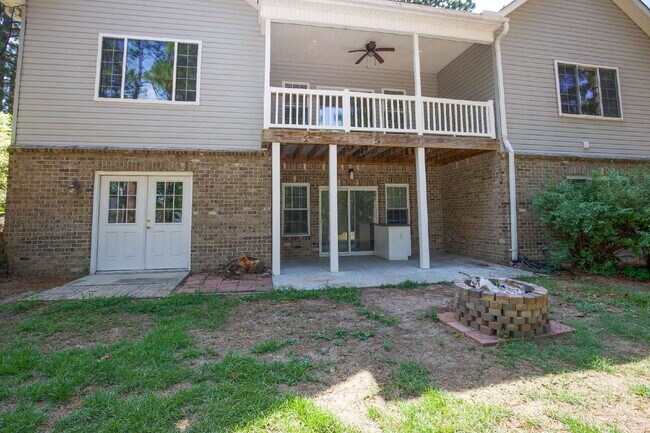 Building Photo - "Spacious 3-Bedroom Retreat with 3200 Sq Ft of Comfort in Seven Lakes!"