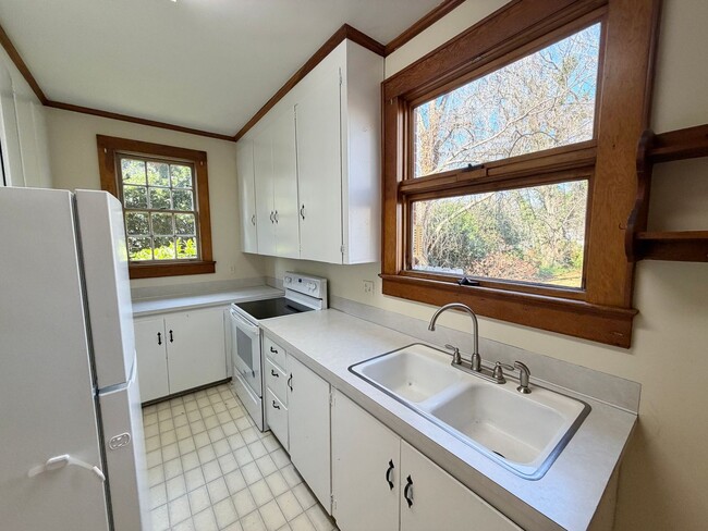 Building Photo - Mitchell College Historic District - 3BR / 4BA