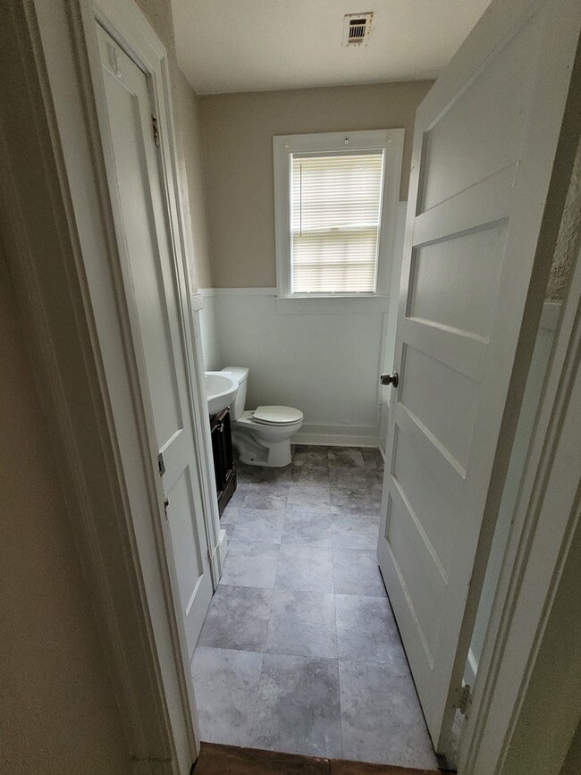 Building Photo - 3415 Northview Dr