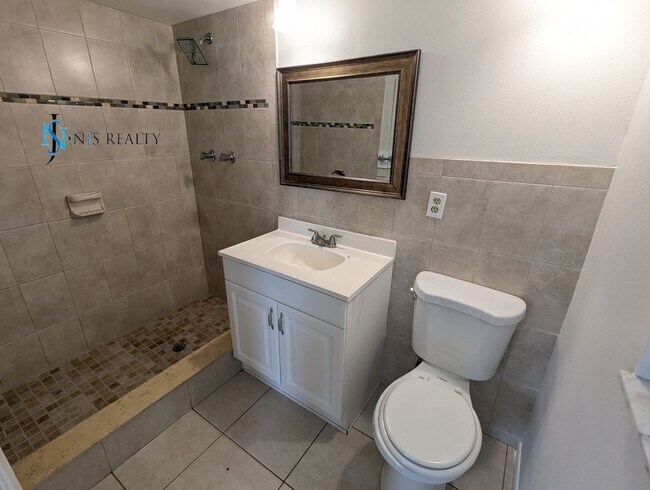 Building Photo - Fresh paint throughout this 3/2/1 1400 Sq....