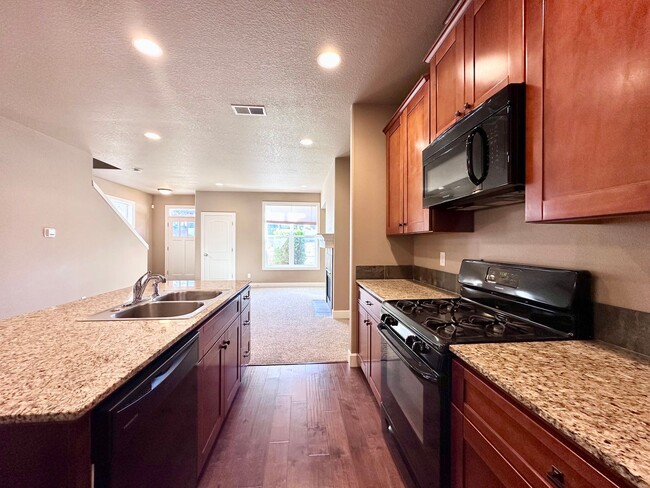 Building Photo - Modern 3 Bed/2.5 Bath with Double Car Garage Townhome in Sandy, OR!