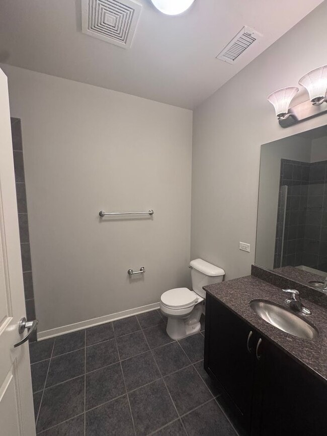 Building Photo - Modern 3BD/3BA Townhome Near North side wi...