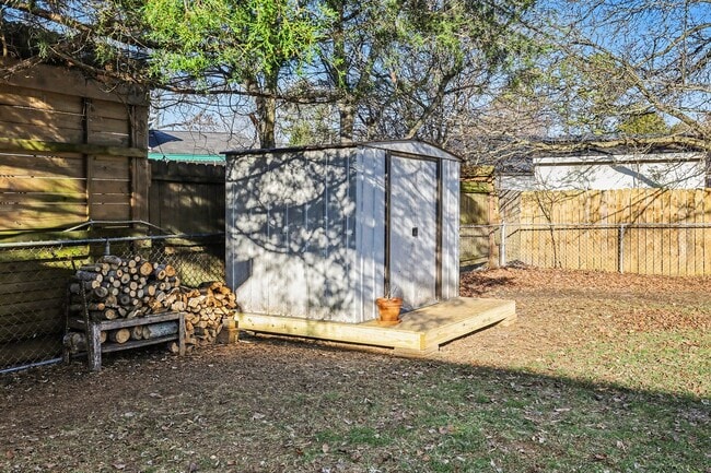 Building Photo - Now available—this beautifully renovated 3-bedroom, 1-bath home