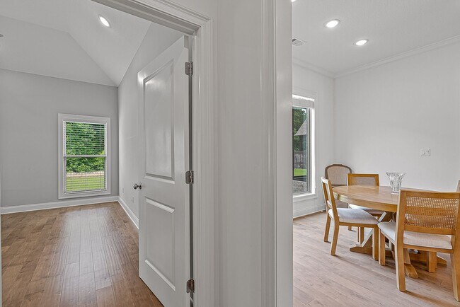 Building Photo - Rare Executive Rental in Desirable South J...