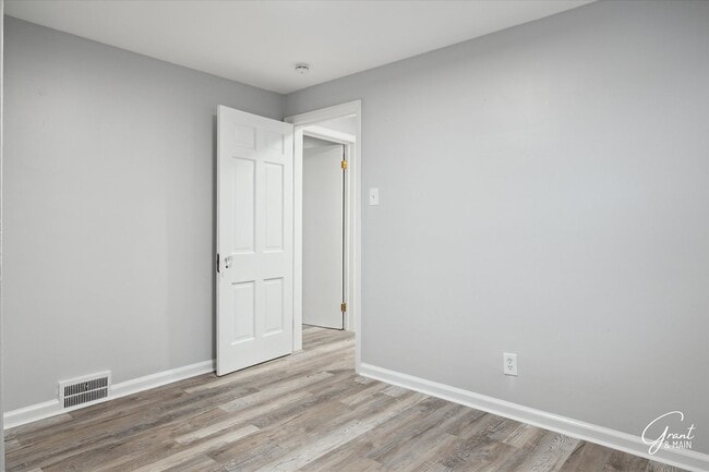 Building Photo - $1300 3 bedroom