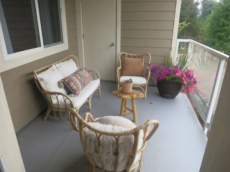 Building Photo - 3500 E Lake Sammamish Pkwy SE