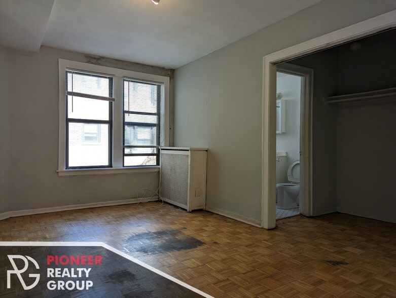 Building Photo - 739 W Belmont Ave