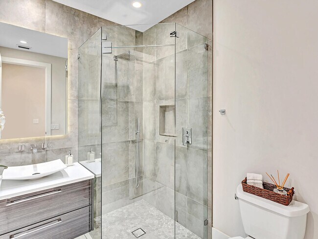 Building Photo - 2788 Hampton Cir W