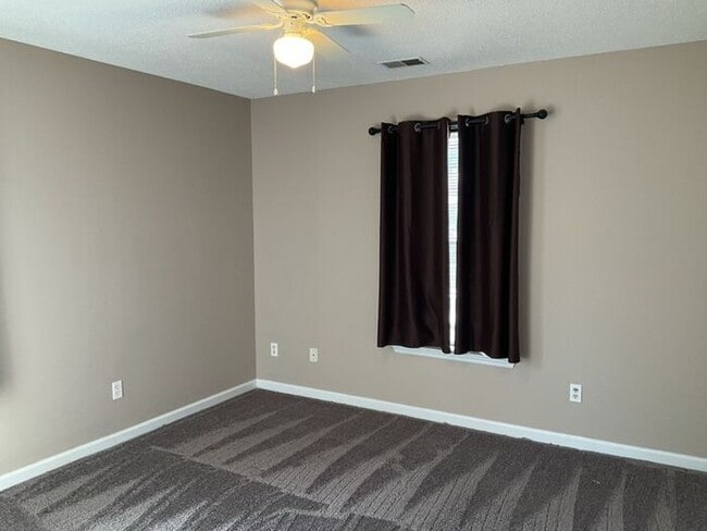 Building Photo - Northeast Townhome