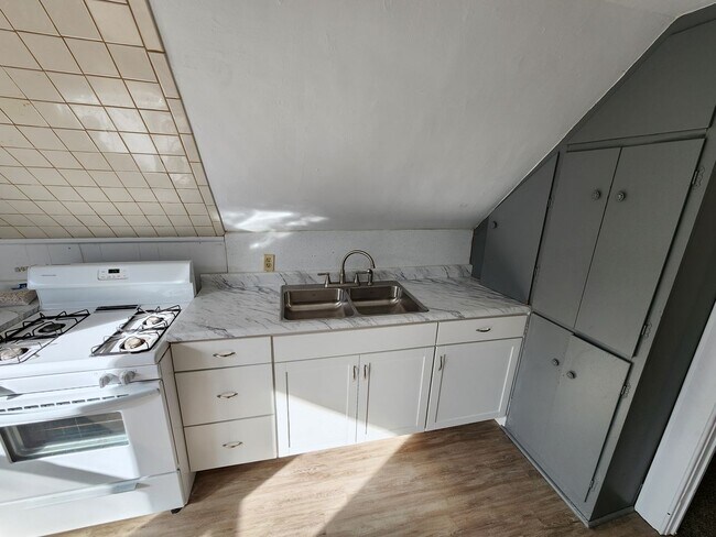 Building Photo - Spacious 2-Bedroom, 1-Bathroom Home AVAILA...