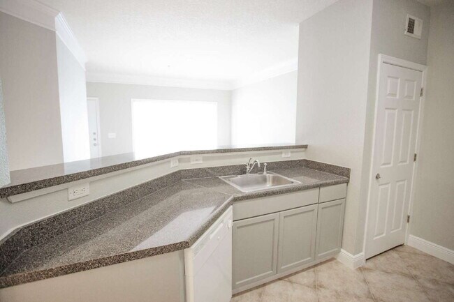 Building Photo - Gorgeous Condo near beaches, shopping and highways