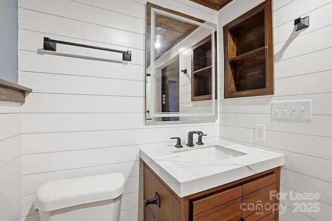 Building Photo - 229 N Poplar St