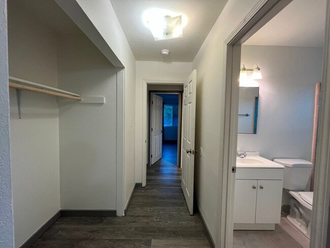 Building Photo - MOVE-IN READY 4+2 w/upgrades + tons of parking!