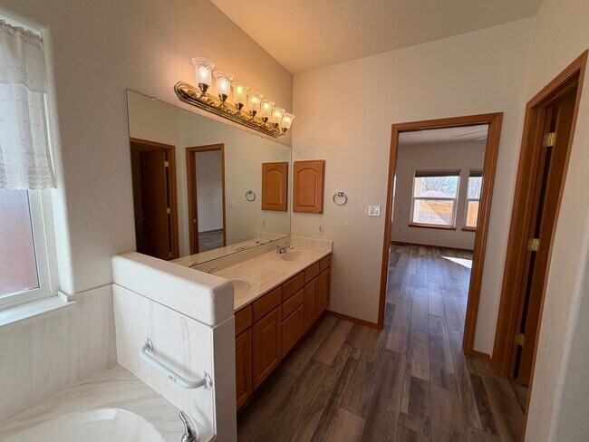 Building Photo - Roomy 3 Bedroom 2 Bathroom Home In Quintessence!