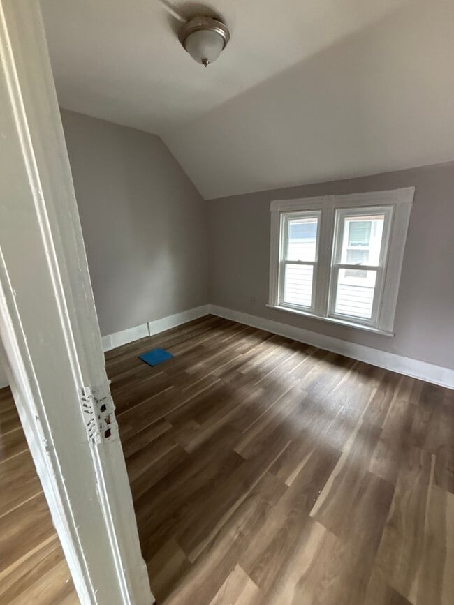 Building Photo - Beautiful 3 bedrrom 1 bathroom House in Mi...