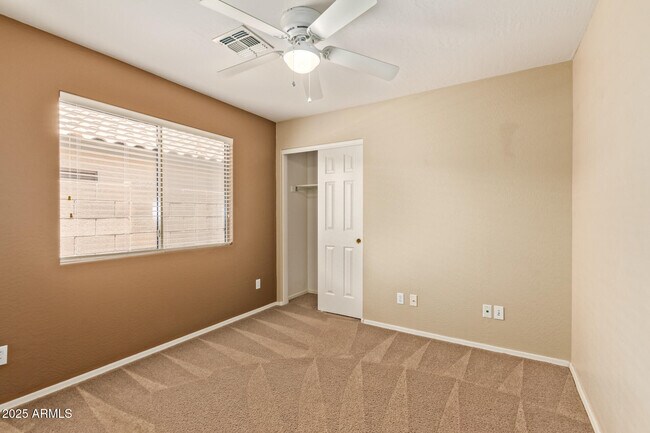 Building Photo - 30445 N Sunray Dr