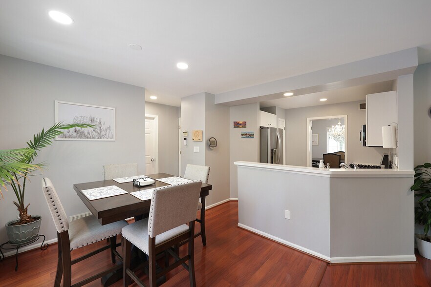 Building Photo - 160 Buttonwood Dr