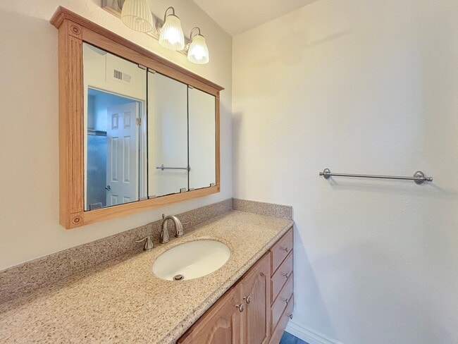 Building Photo - Charming 2BD/2BA Townhouse in Clairemont M...