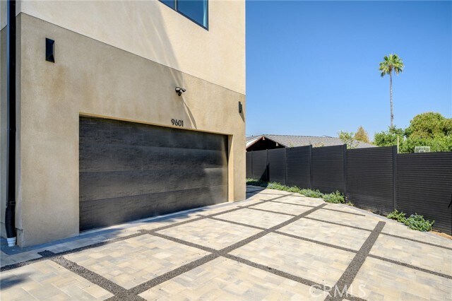 Building Photo - 9601 N Clybourn Ave