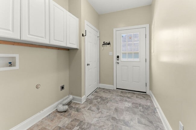 Building Photo - Large home with 5 bedrooms in Brickshire