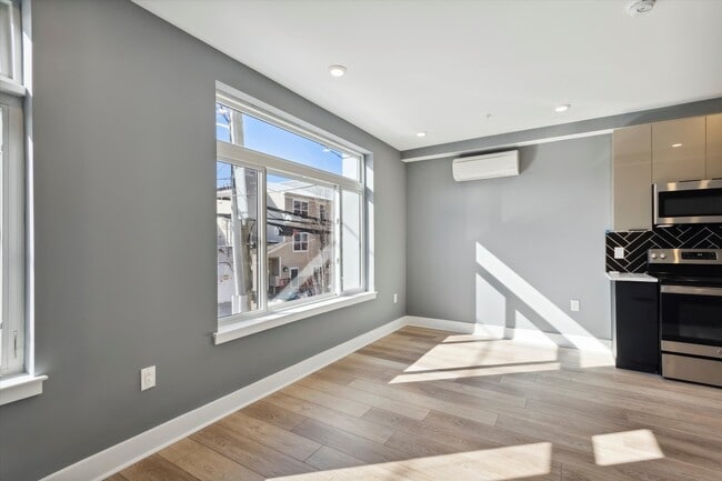 Building Photo - 1615 Poplar St