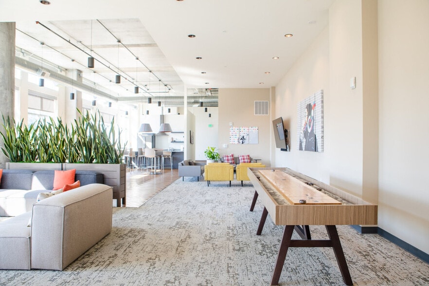 Building Photo - 1840 N Farwell Ave