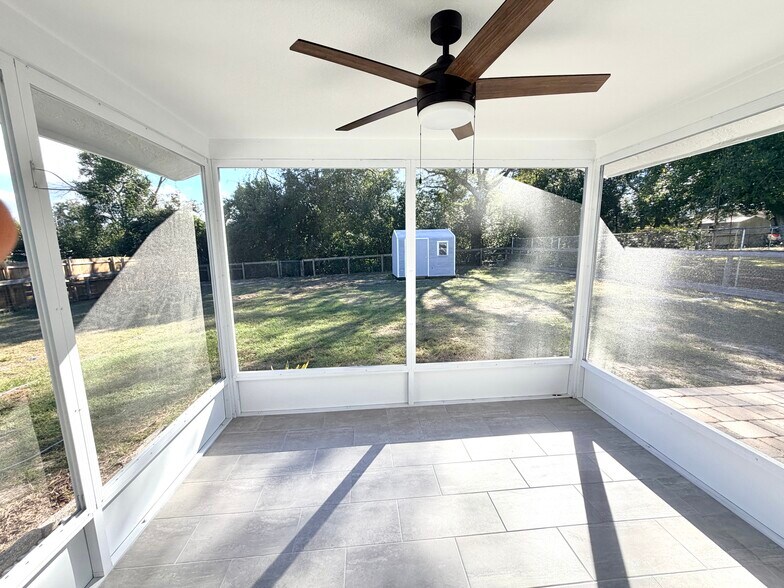 covered patio - 21414 SW Honeysuckle St