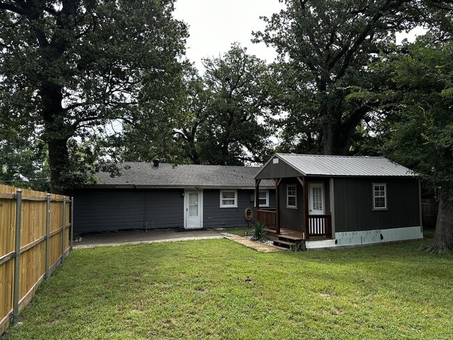 Building Photo - 906 Kingston Rd