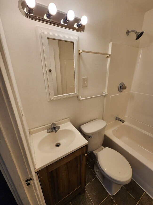 Building Photo - Charming 3-Bedroom Property In Prime location