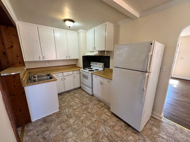 Building Photo - Cozy 3 Bedroom House in NoDa!