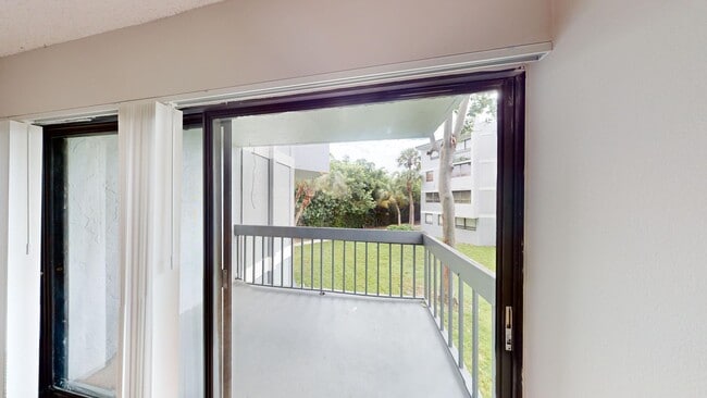 Building Photo - 1 Bed/ 1 Bath Near The Outlet Mall - *Wate...