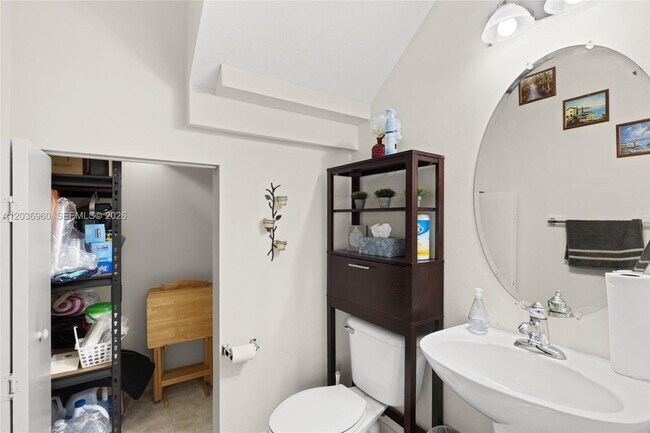 Building Photo - 6959 Julia Gardens Dr