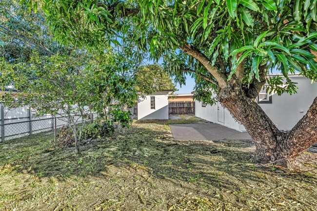 Building Photo - 560 Perviz Ave