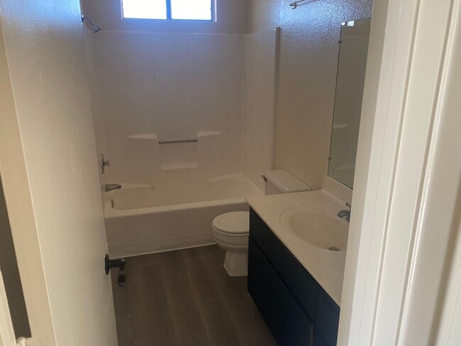 Building Photo - 2 bed 1 bath for under $1000