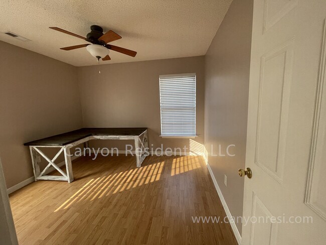 Building Photo - Beautiful 3b Room!Move in ready!