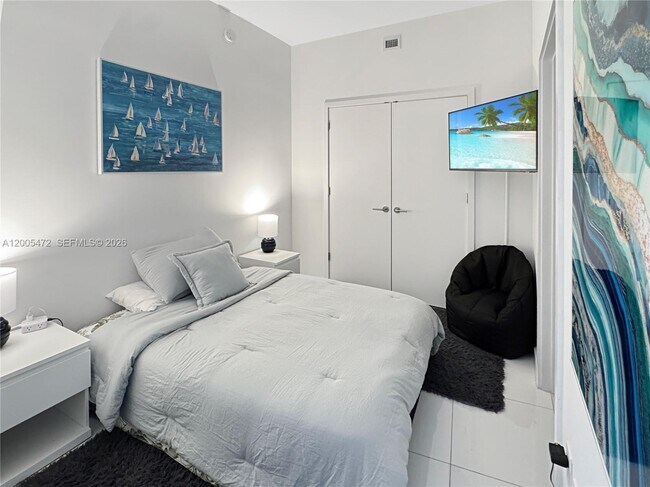 Building Photo - 851 NE 1st Ave